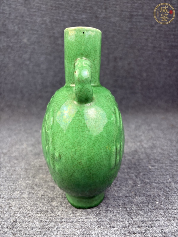 古玩陶瓷綠哥釉暗刻八卦紋雙耳抱月瓶真品鑒賞圖