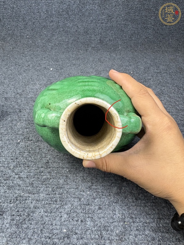 古玩陶瓷綠哥釉暗刻八卦紋雙耳抱月瓶真品鑒賞圖