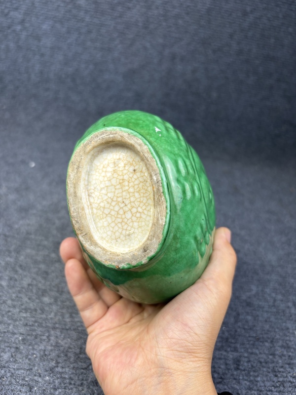 古玩陶瓷綠哥釉暗刻八卦紋雙耳抱月瓶拍賣,當前價格4988元