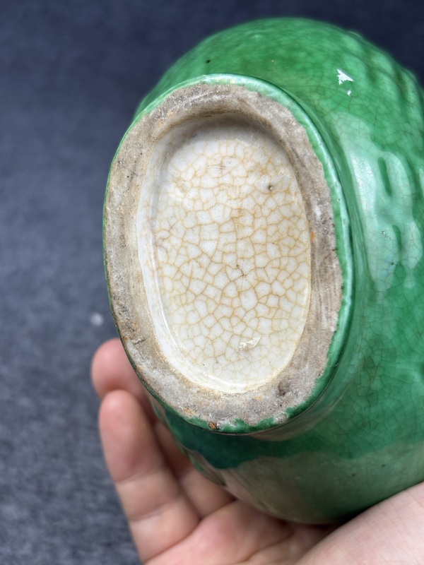 古玩陶瓷綠哥釉暗刻八卦紋雙耳抱月瓶拍賣,當前價格4988元