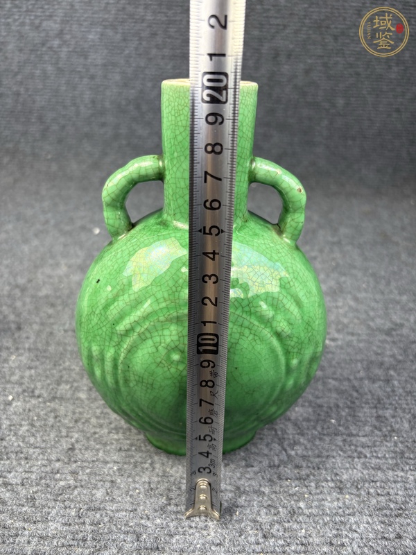 古玩陶瓷綠哥釉暗刻八卦紋雙耳抱月瓶真品鑒賞圖