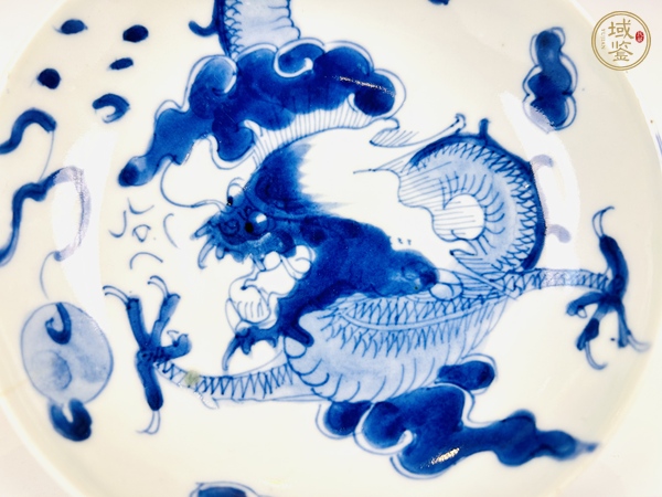 古玩清乾隆·青花過(guò)墻龍紋盤真品鑒賞圖