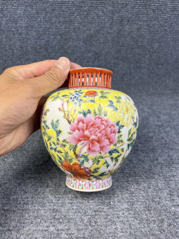 古玩陶瓷黃地粉彩花卉紋鏤空燈籠罐拍賣,當前價格1888元