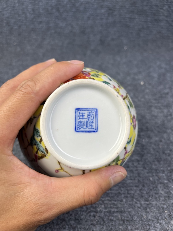古玩陶瓷黃地粉彩花卉紋鏤空燈籠罐拍賣,當前價格1888元