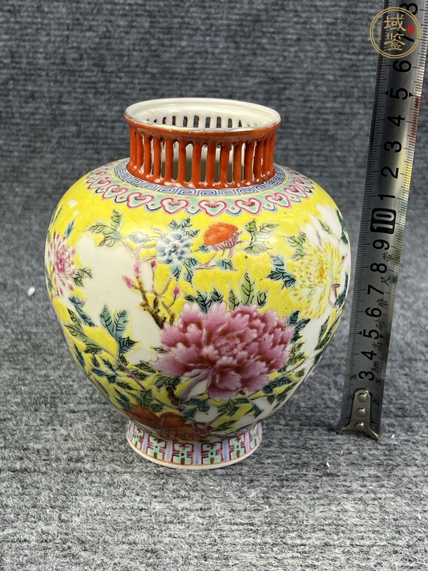 古玩陶瓷黃地粉彩花卉紋鏤空燈籠罐真品鑒賞圖