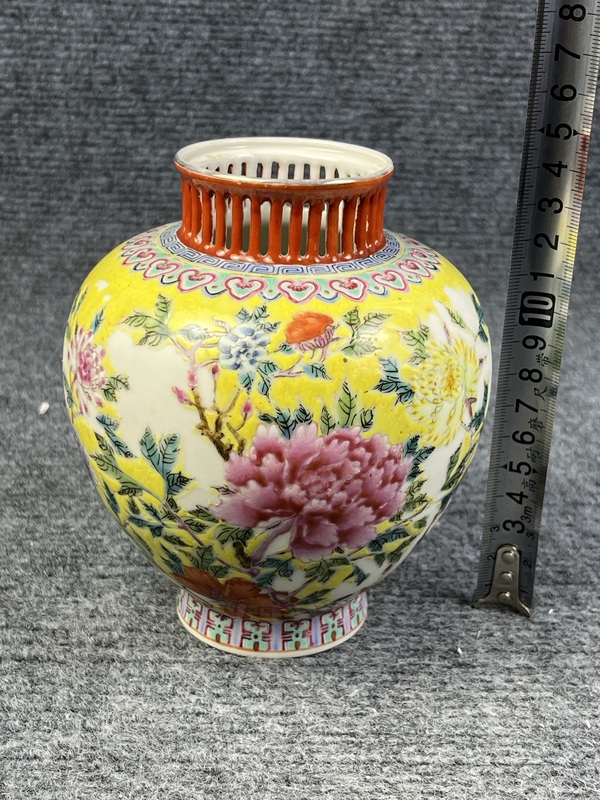 古玩陶瓷黃地粉彩花卉紋鏤空燈籠罐拍賣,當前價格1888元