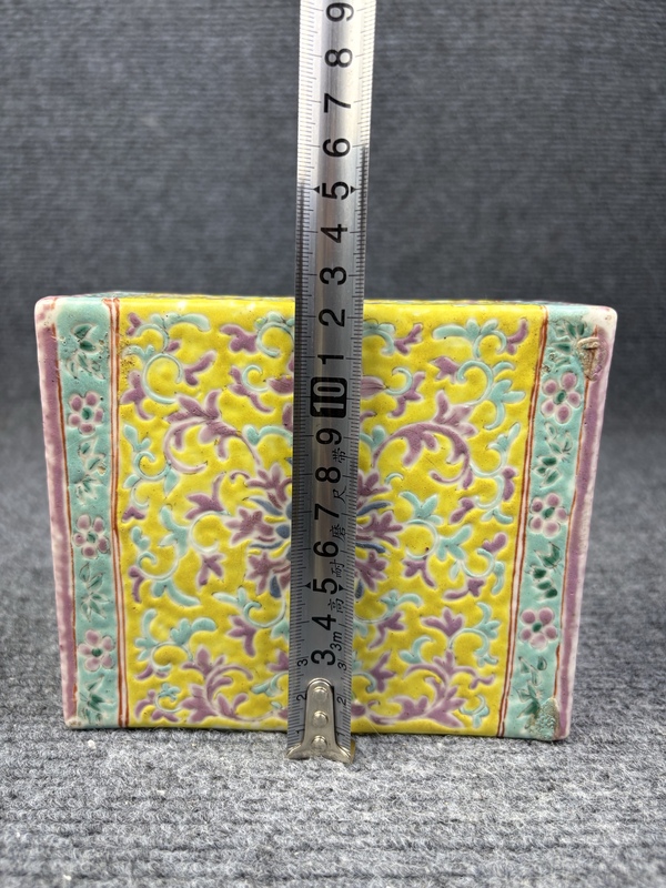 古玩陶瓷黃地粉彩纏枝寶相花書檔拍賣，當前價格1988元