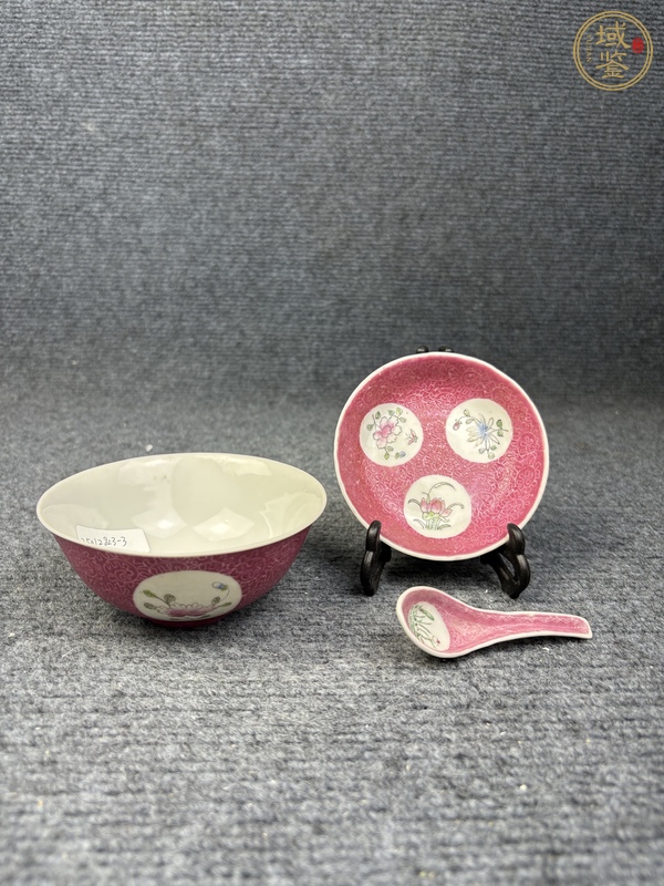 古玩陶瓷胭脂紅軋道粉彩開(kāi)窗花卉紋杯碟勺一套真品鑒賞圖