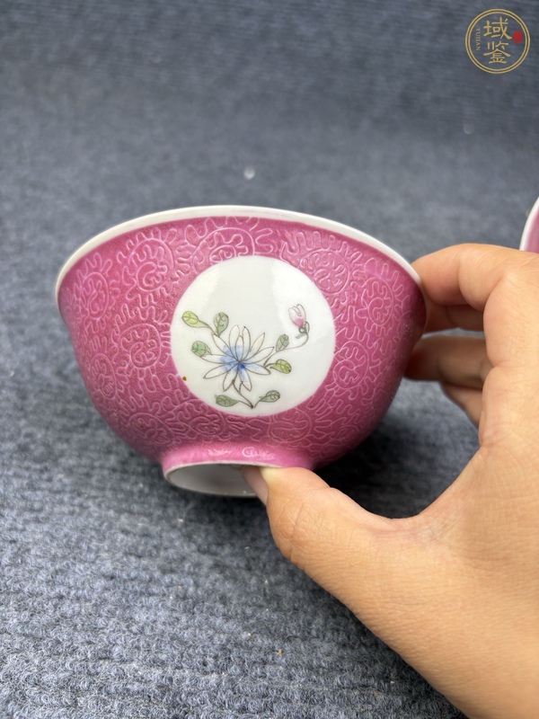 古玩陶瓷胭脂紅軋道粉彩開窗花卉紋杯碟勺一套真品鑒賞圖