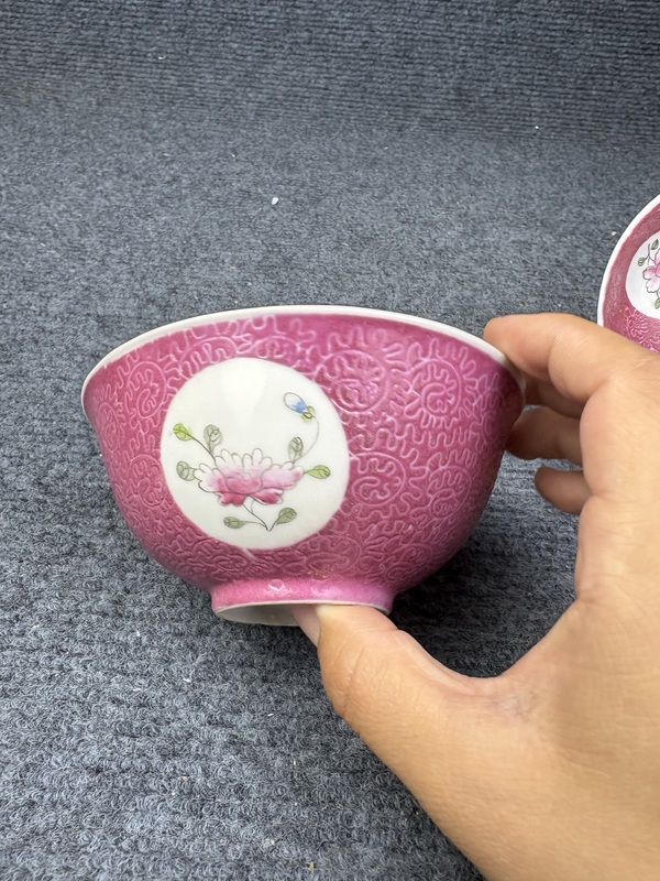 古玩陶瓷胭脂紅軋道粉彩開窗花卉紋杯碟勺一套拍賣，當前價格1888元