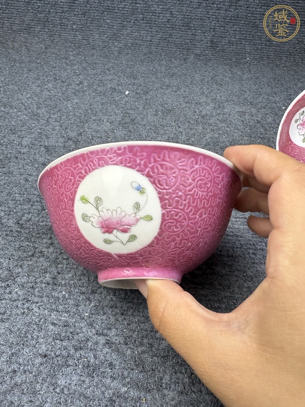 古玩陶瓷胭脂紅軋道粉彩開(kāi)窗花卉紋杯碟勺一套真品鑒賞圖