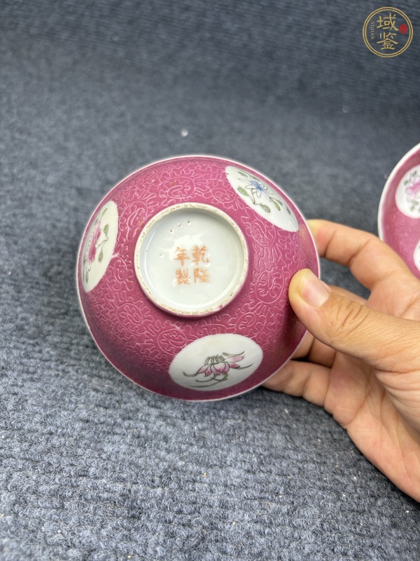 古玩陶瓷胭脂紅軋道粉彩開(kāi)窗花卉紋杯碟勺一套真品鑒賞圖