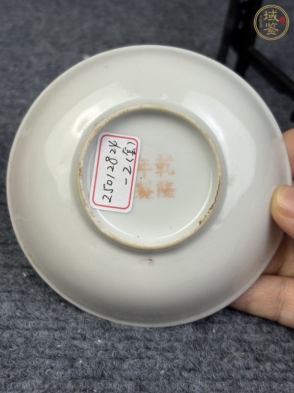 古玩陶瓷胭脂紅軋道粉彩開窗花卉紋杯碟勺一套真品鑒賞圖