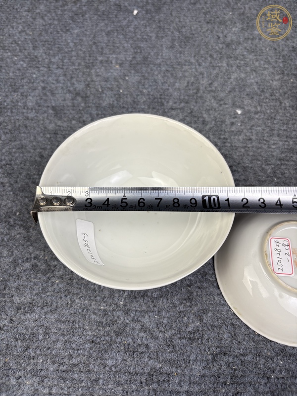 古玩陶瓷胭脂紅軋道粉彩開窗花卉紋杯碟勺一套真品鑒賞圖