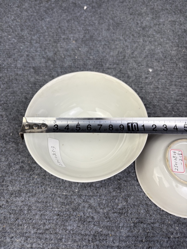 古玩陶瓷胭脂紅軋道粉彩開窗花卉紋杯碟勺一套拍賣，當前價格1888元
