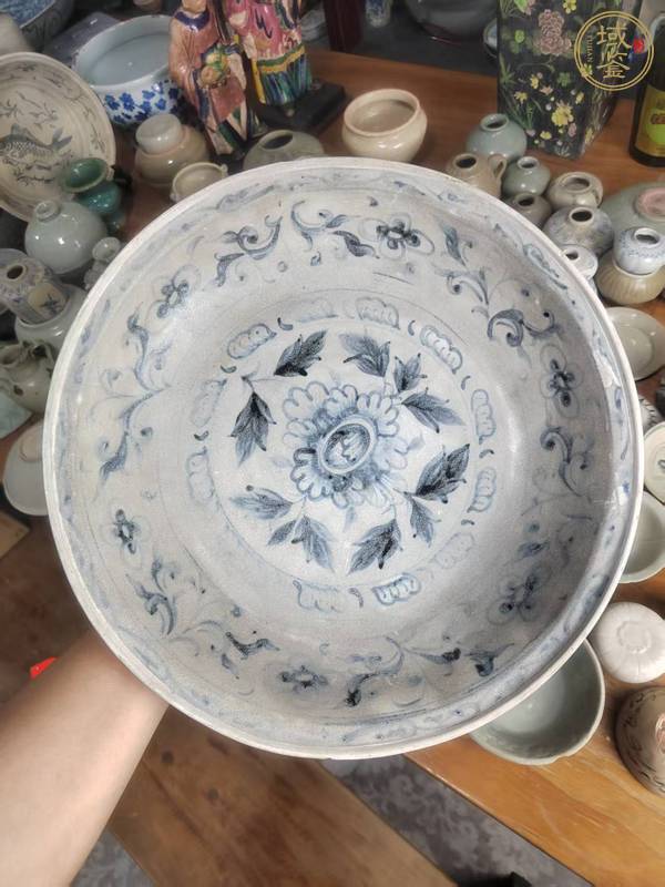 古玩陶瓷明早期安南窯花卉紋青花盤真品鑒賞圖