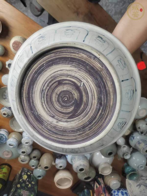 古玩陶瓷明早期安南窯花卉紋青花盤真品鑒賞圖