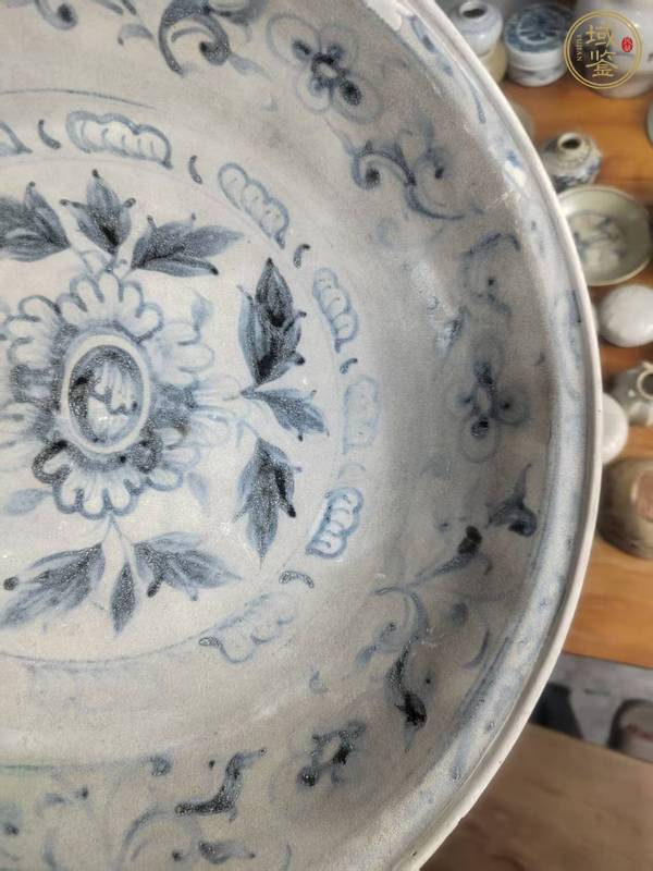 古玩陶瓷明早期安南窯花卉紋青花盤真品鑒賞圖