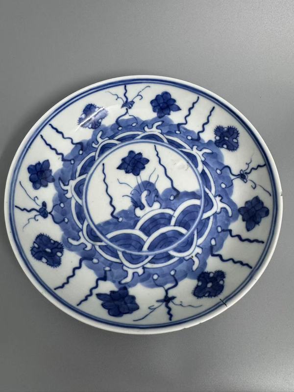 古玩轉賣清中期青花江崖海水紋盤拍賣，當前價格1688元