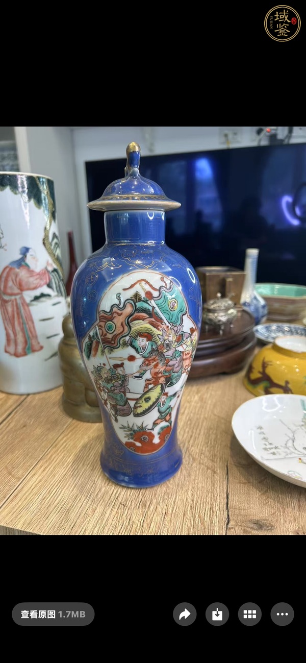 古玩清晚期 藍(lán)釉描金開窗五彩刀馬人物紋瓶真品鑒賞圖