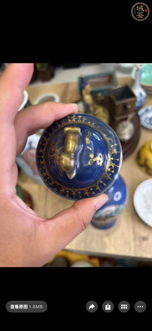 古玩陶瓷清晚期 藍(lán)釉描金開窗五彩刀馬人物紋瓶真品鑒賞圖