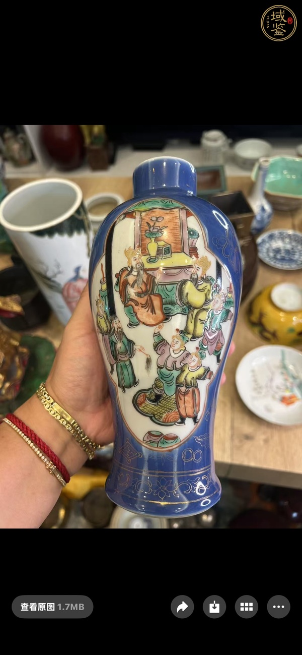 古玩陶瓷清晚期 藍(lán)釉描金開窗五彩刀馬人物紋瓶真品鑒賞圖