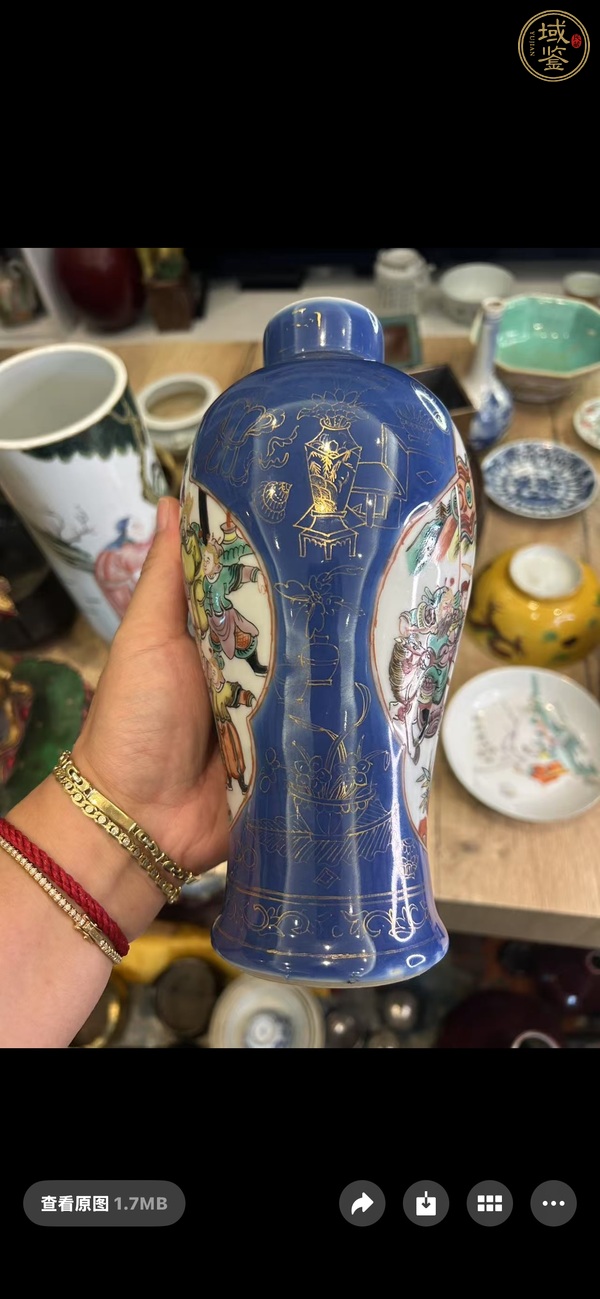 古玩陶瓷清晚期 藍(lán)釉描金開窗五彩刀馬人物紋瓶真品鑒賞圖