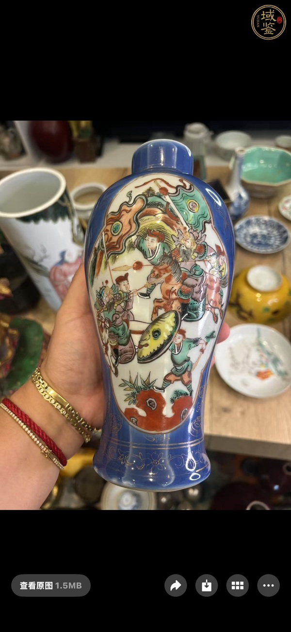 古玩陶瓷清晚期 藍(lán)釉描金開窗五彩刀馬人物紋瓶真品鑒賞圖