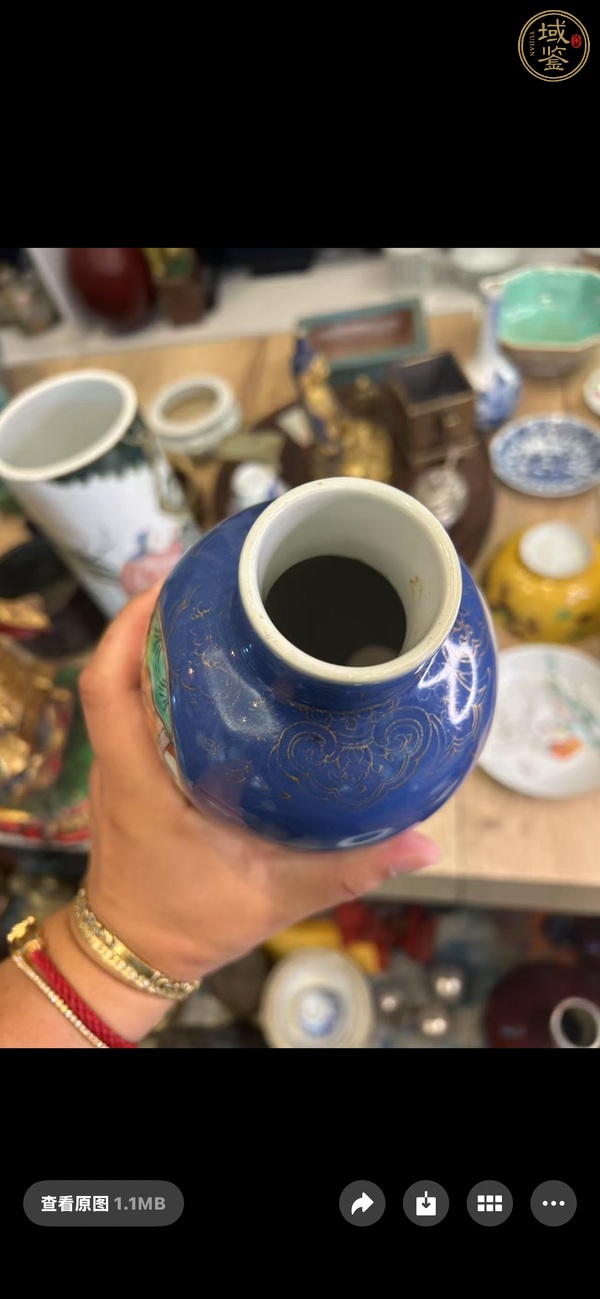 古玩陶瓷清晚期 藍(lán)釉描金開窗五彩刀馬人物紋瓶真品鑒賞圖