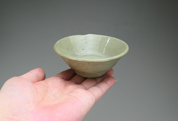古玩陶瓷明代龍泉窯青瓷斗笠杯和明代龍泉窯青瓷杯托（一套拍賣）拍賣，當前價格229元
