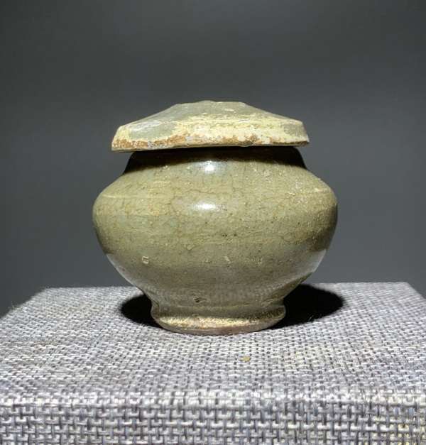 古玩轉(zhuǎn)賣龍泉青瓷蓋罐拍賣，當前價格888元