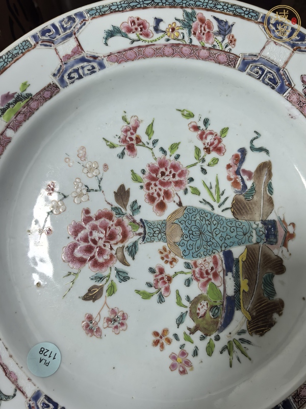 古玩陶瓷花卉紋粉彩盤真品鑒賞圖