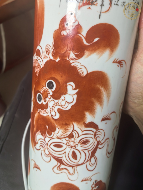 古玩陶瓷礬紅彩太獅少保紋帽筒真品鑒賞圖