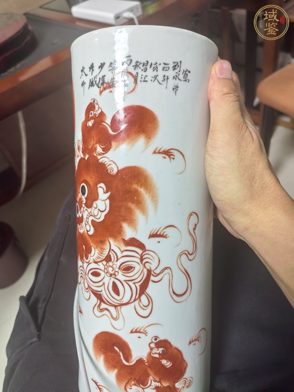 古玩陶瓷礬紅彩太獅少保紋帽筒真品鑒賞圖