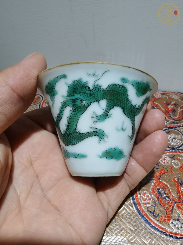 古玩陶瓷粉彩綠龍紋杯真品鑒賞圖
