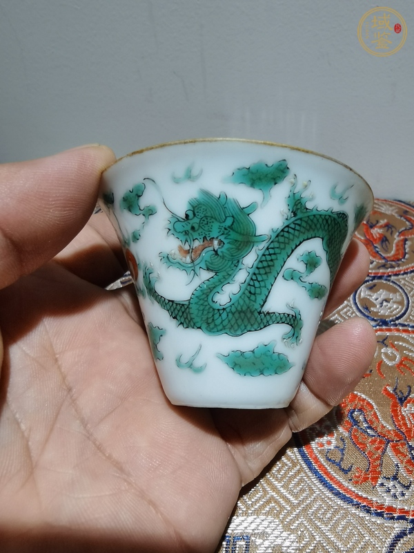 古玩陶瓷粉彩綠龍紋杯真品鑒賞圖