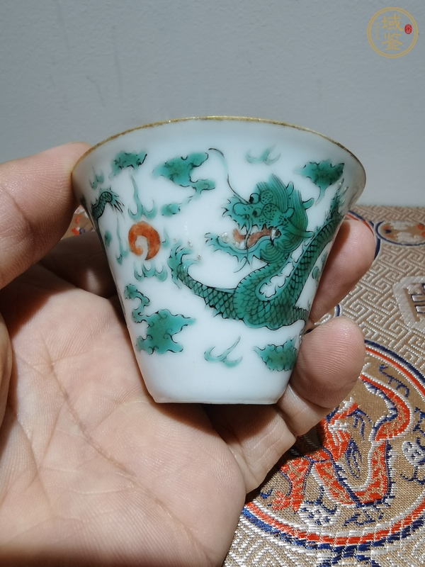 古玩陶瓷粉彩綠龍紋杯真品鑒賞圖