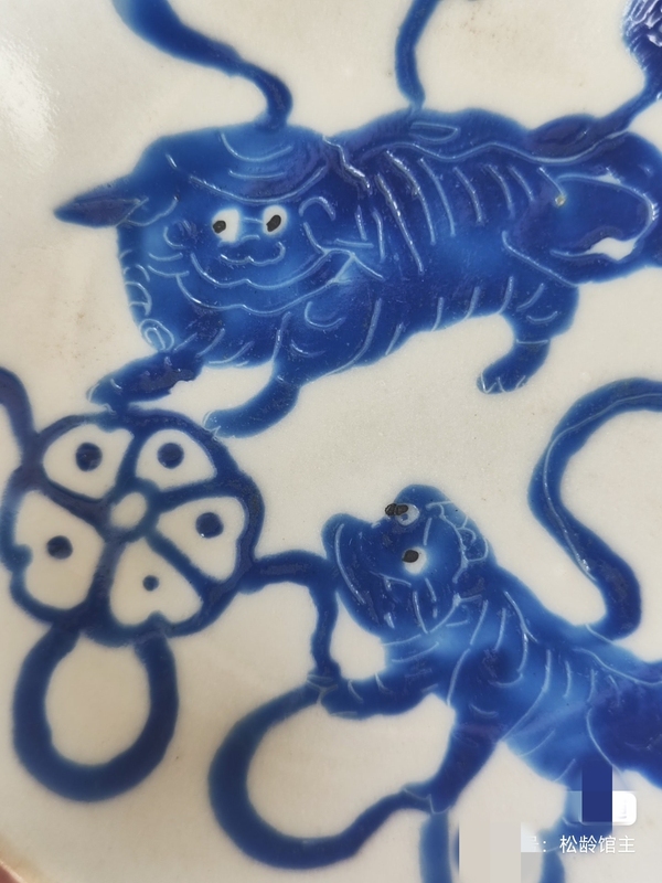 古玩陶瓷清中期藍料彩獅子滾繡球紋花口盤拍賣，當前價格1200元