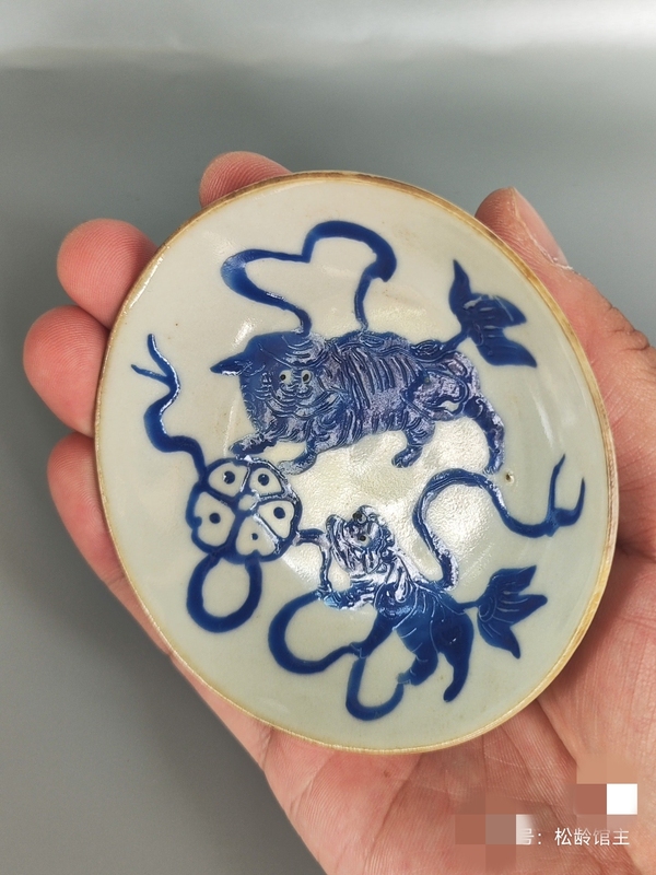 古玩陶瓷清中期藍料彩獅子滾繡球紋花口盤拍賣，當前價格1200元