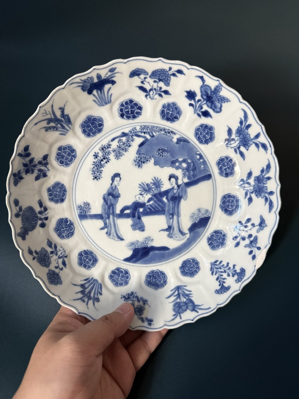 古玩轉賣清·康熙仕女紋瓜棱花口模印細路青花盤拍賣，當前價格4000元