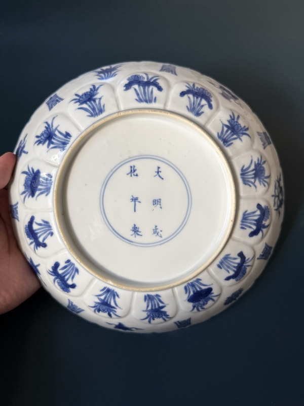 古玩陶瓷清·康熙仕女紋瓜棱花口模印細路青花盤拍賣，當前價格3600元
