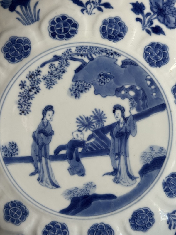 古玩陶瓷清·康熙仕女紋瓜棱花口模印細路青花盤拍賣，當前價格3600元