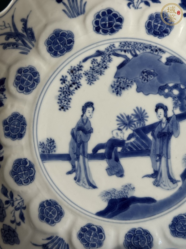 古玩陶瓷仕女紋青花盤真品鑒賞圖