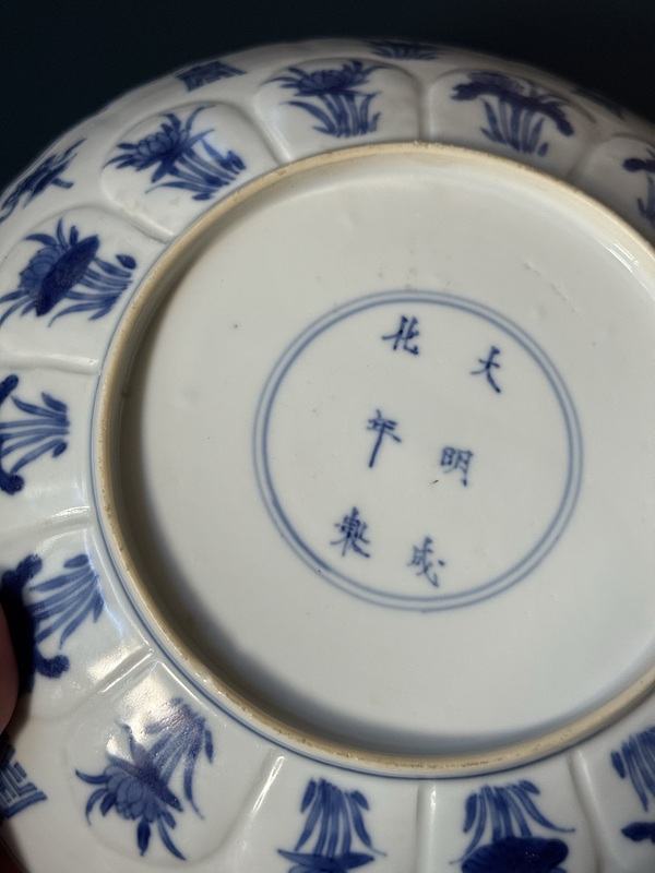 古玩陶瓷清·康熙仕女紋瓜棱花口模印細路青花盤拍賣，當前價格3600元