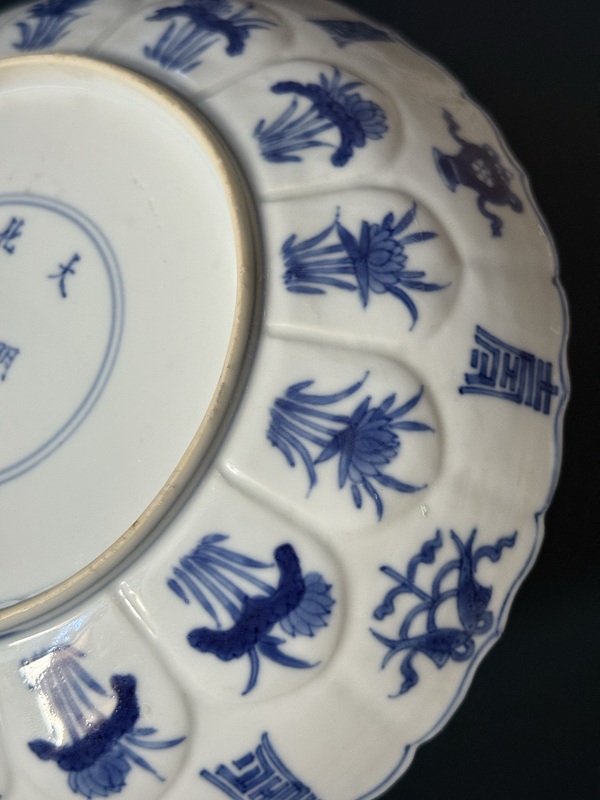 古玩陶瓷清·康熙仕女紋瓜棱花口模印細路青花盤拍賣，當前價格3600元