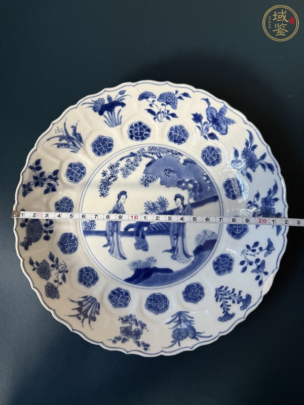 古玩陶瓷仕女紋青花盤真品鑒賞圖