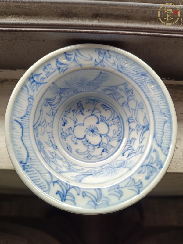 古玩陶瓷青花淡描花卉紋折沿盆真品鑒賞圖