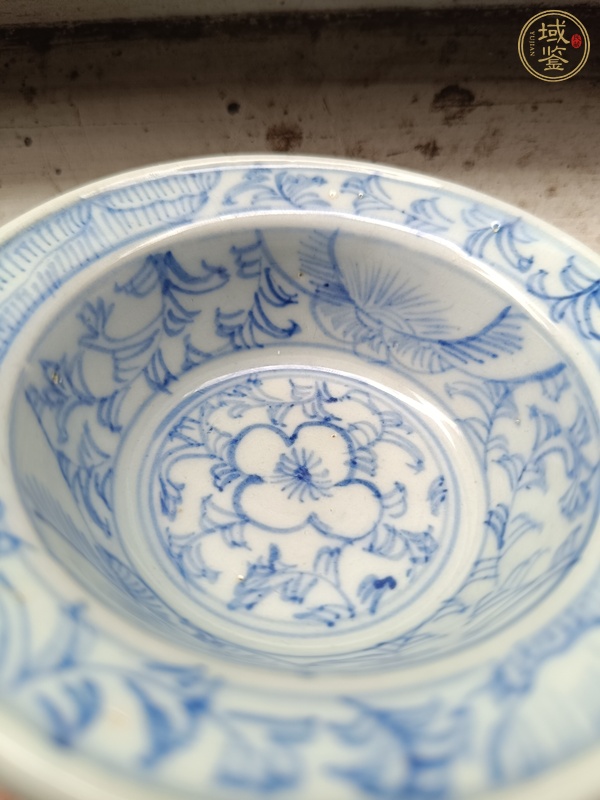 古玩陶瓷青花淡描花卉紋折沿盆真品鑒賞圖
