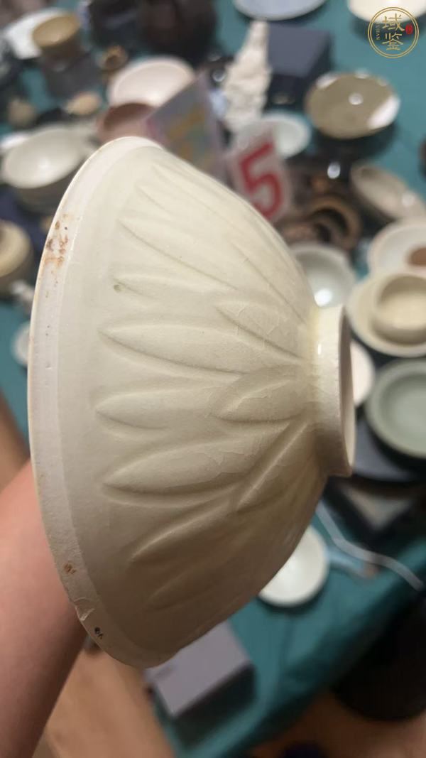 古玩陶瓷南定刻仰蓮紋碗真品鑒賞圖