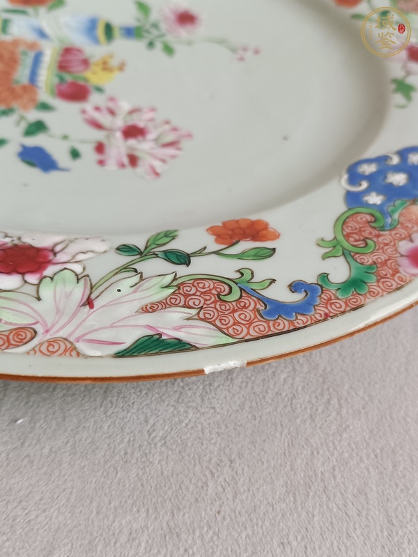 古玩陶瓷粉彩博古花卉紋盤真品鑒賞圖